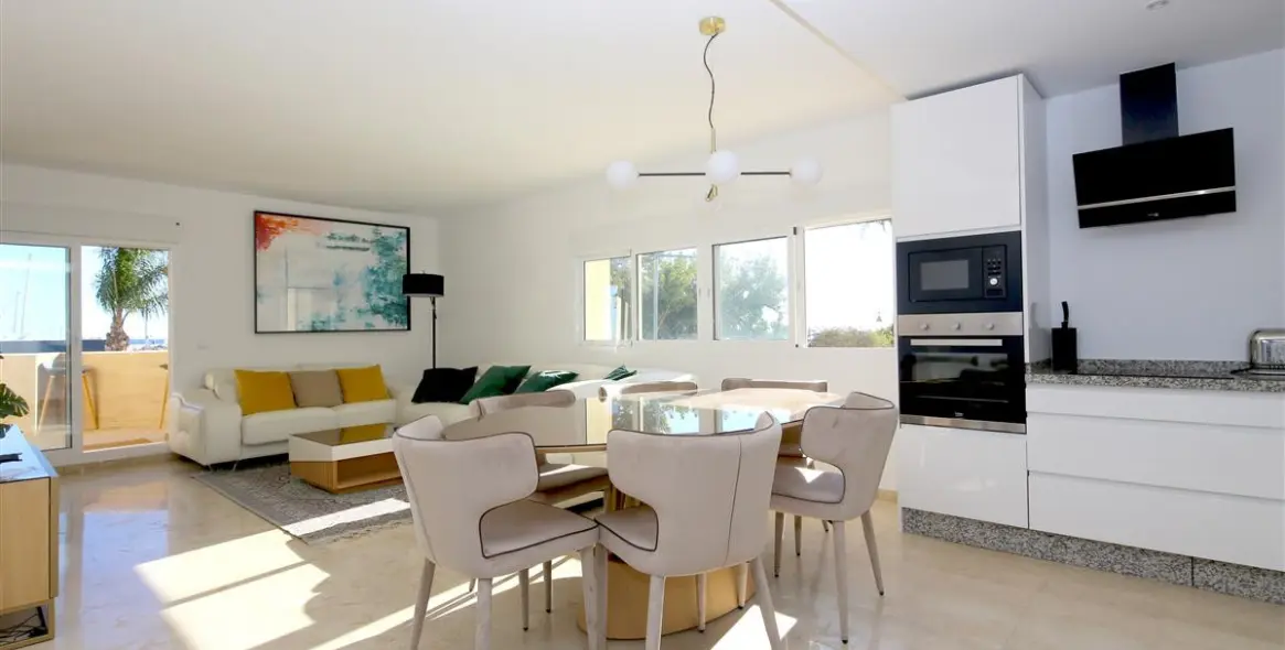 Short-term rent of middle floor apartment in Estepona 20