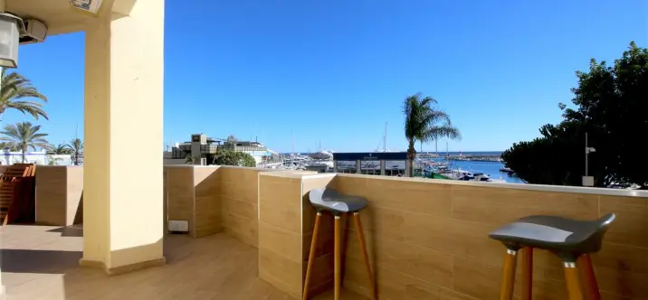Alquiler a corto plazo de apartamento en planta media en Estepona 0
