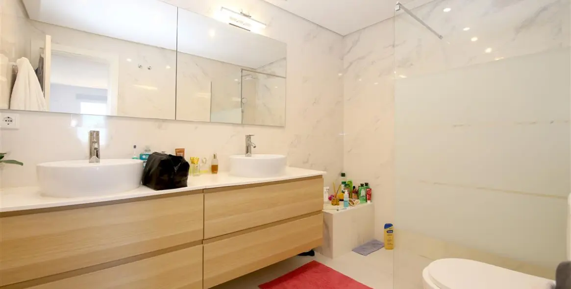 Alquiler a corto plazo de apartamento en planta media en Estepona 9