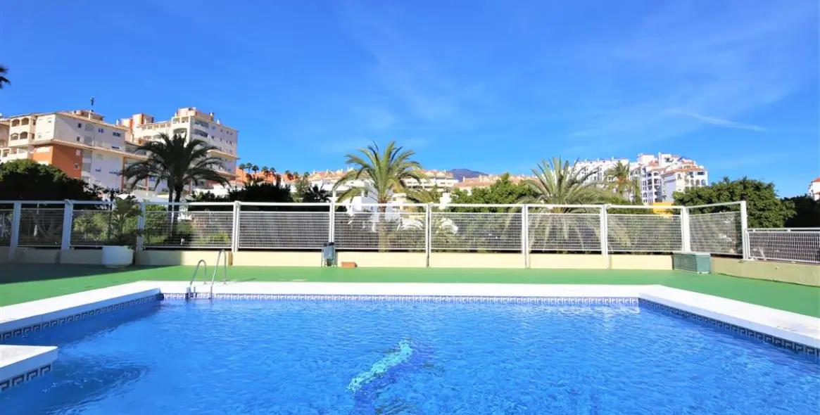 Alquiler a corto plazo de apartamento en planta media en Estepona 10