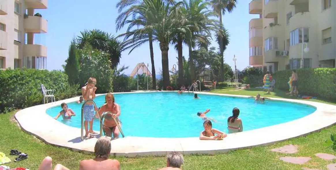 Alquiler a corto plazo de apartamento en planta media en Estepona 11
