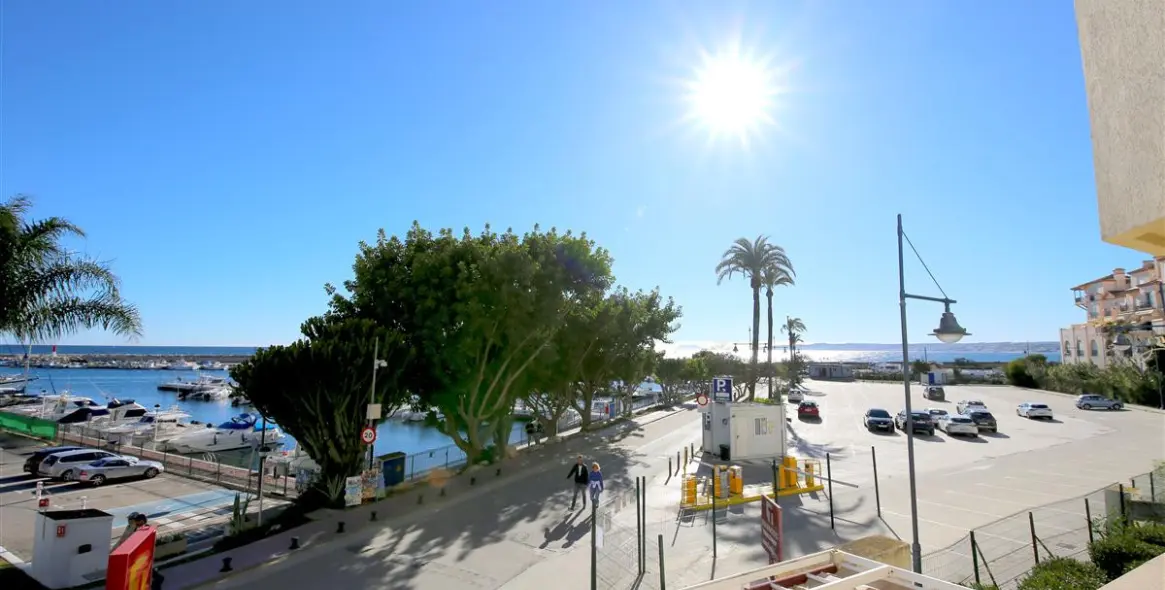 Alquiler a corto plazo de apartamento en planta media en Estepona 23