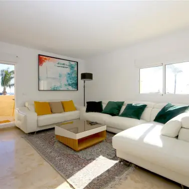 Short-term rent of middle floor apartment in Estepona