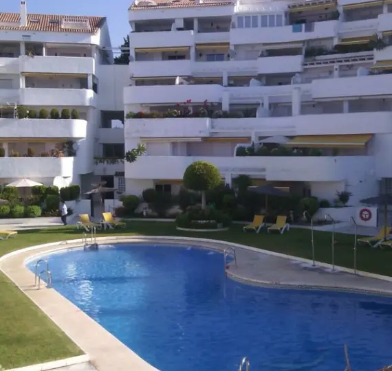 Краткосрочная аренда апартаментов на среднем этаже в Nueva Andalucía