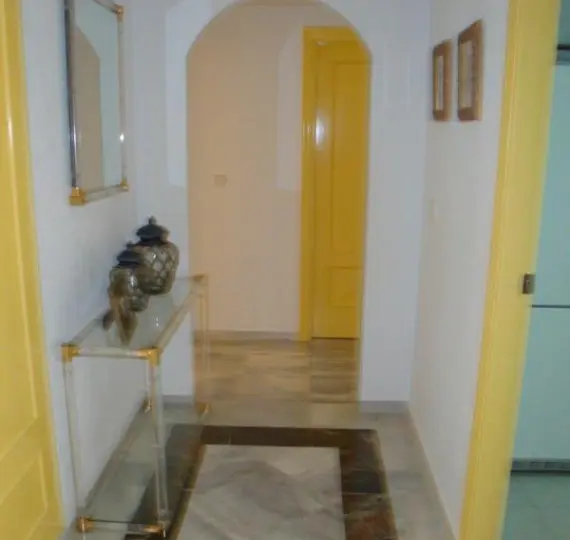 Краткосрочная аренда апартаментов на среднем этаже в Nueva Andalucía