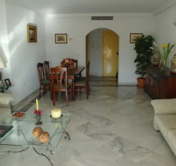 Краткосрочная аренда апартаментов на среднем этаже в Nueva Andalucía