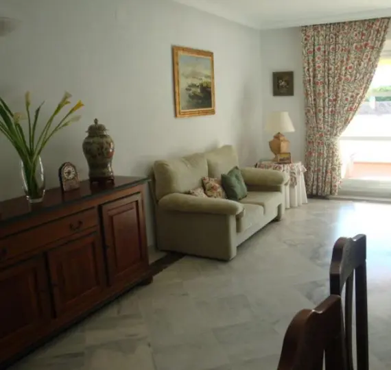 Краткосрочная аренда апартаментов на среднем этаже в Nueva Andalucía