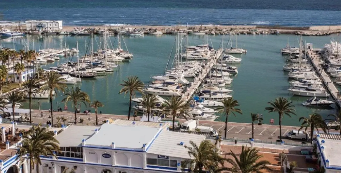 Short-term rent of middle floor apartment in Estepona 2