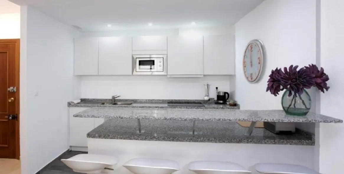 Short-term rent of middle floor apartment in Estepona 8