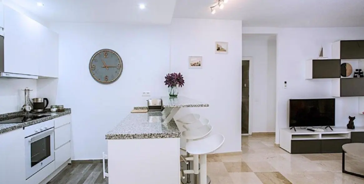 Short-term rent of middle floor apartment in Estepona 9