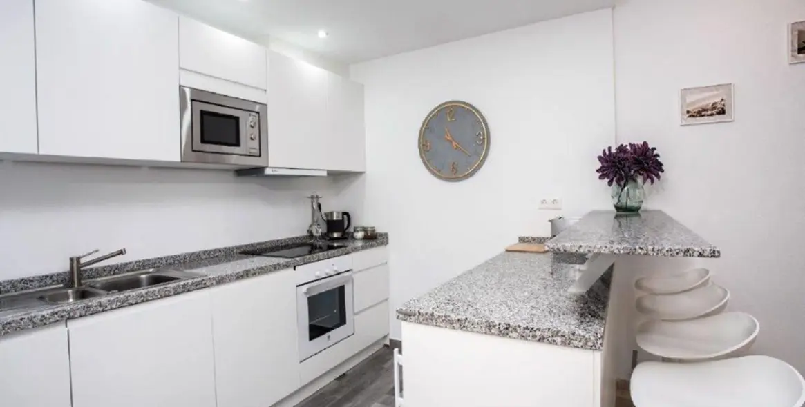 Short-term rent of middle floor apartment in Estepona 10