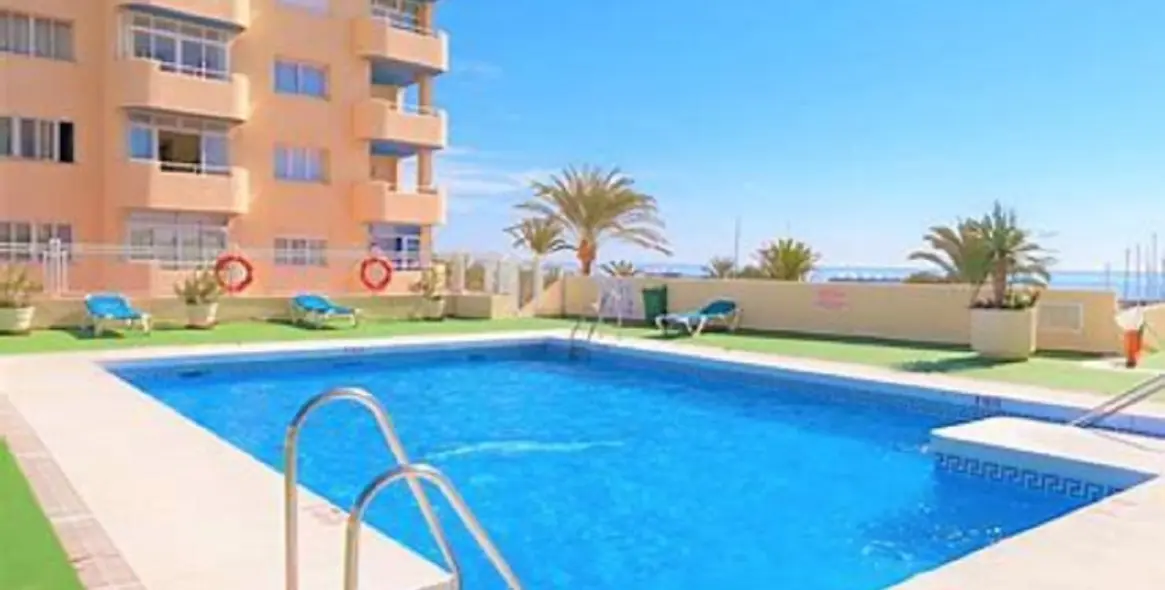 Short-term rent of middle floor apartment in Estepona 21
