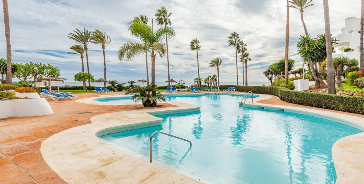 Short-term rent of middle floor apartment in Estepona 1