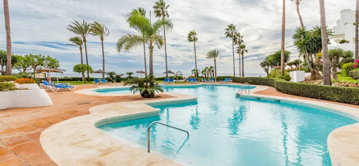 Short-term rent of middle floor apartment in Estepona 0