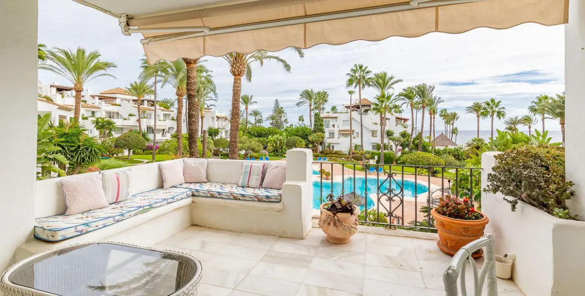 Short-term rent of middle floor apartment in Estepona 2