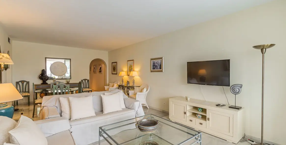 Short-term rent of middle floor apartment in Estepona 3