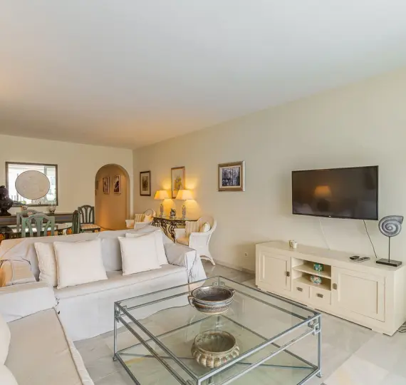 Short-term rent of middle floor apartment in Estepona