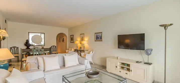 Short-term rent of middle floor apartment in Estepona 2