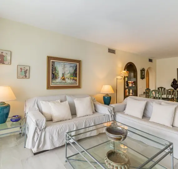 Short-term rent of middle floor apartment in Estepona