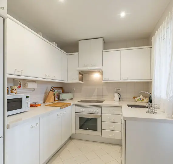 Short-term rent of middle floor apartment in Estepona