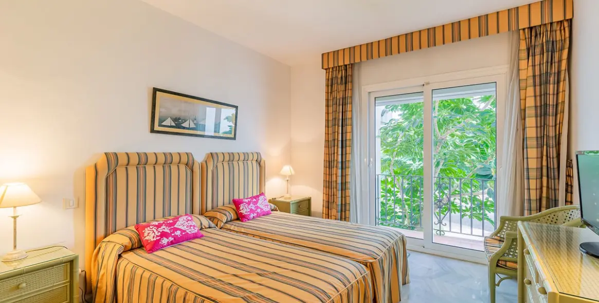 Short-term rent of middle floor apartment in Estepona 13