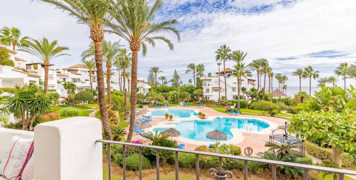 Short-term rent of middle floor apartment in Estepona 20