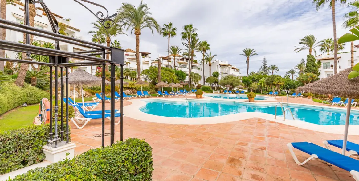 Short-term rent of middle floor apartment in Estepona 21