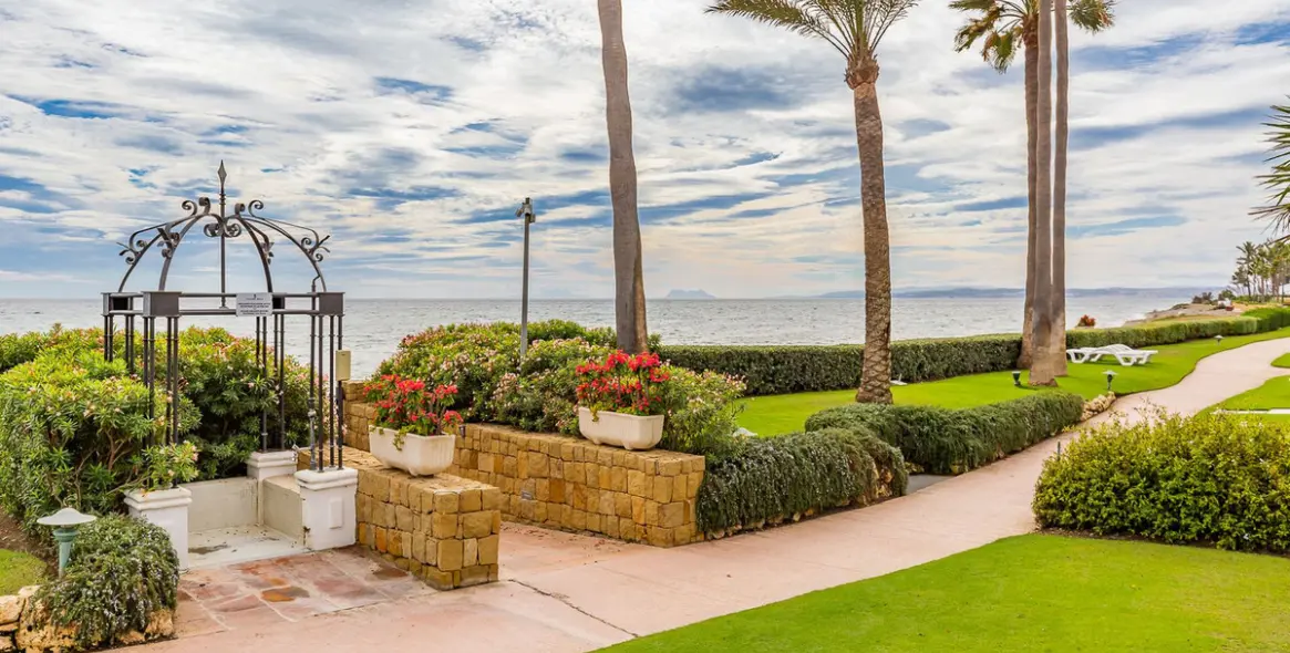 Short-term rent of middle floor apartment in Estepona 24