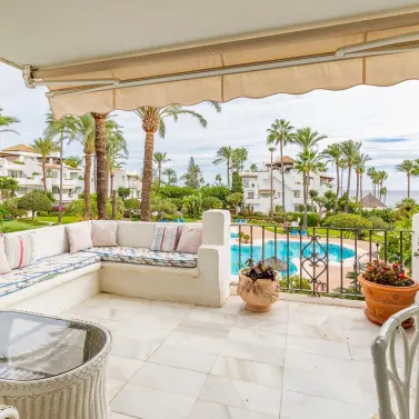 Краткосрочная аренда апартаментов на среднем этаже в Estepona
