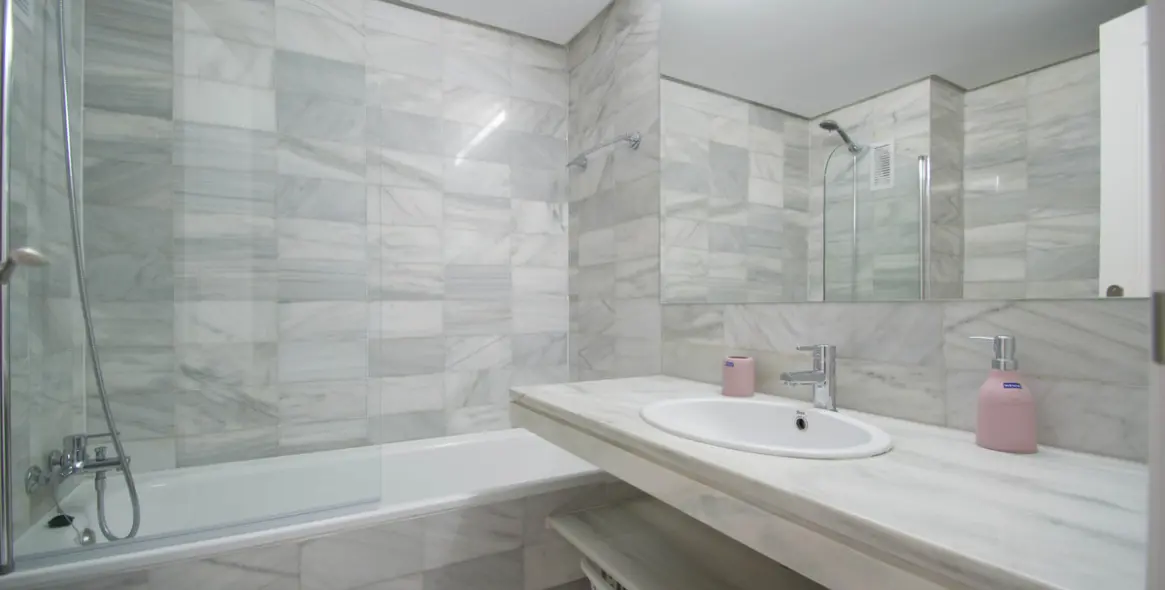 Short-term rent of middle floor apartment in Puerto Banús 7