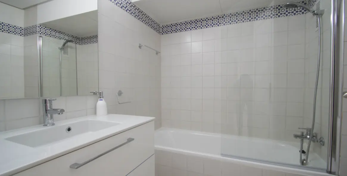 Short-term rent of middle floor apartment in Puerto Banús 11