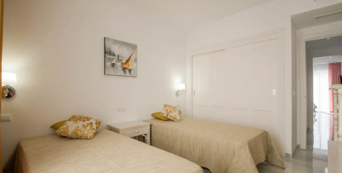 Short-term rent of middle floor apartment in Puerto Banús 16