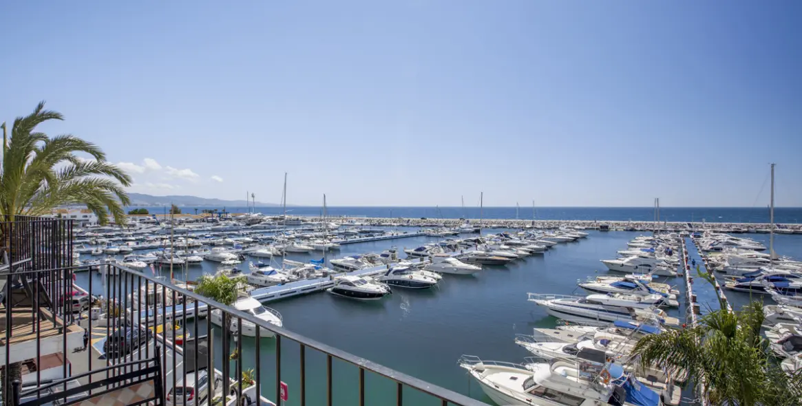 Short-term rent of penthouse in Puerto Banús 1