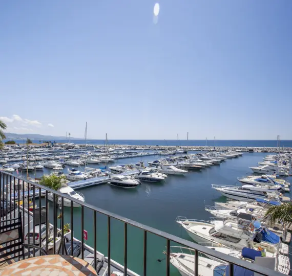 Short-term rent of penthouse in Puerto Banús
