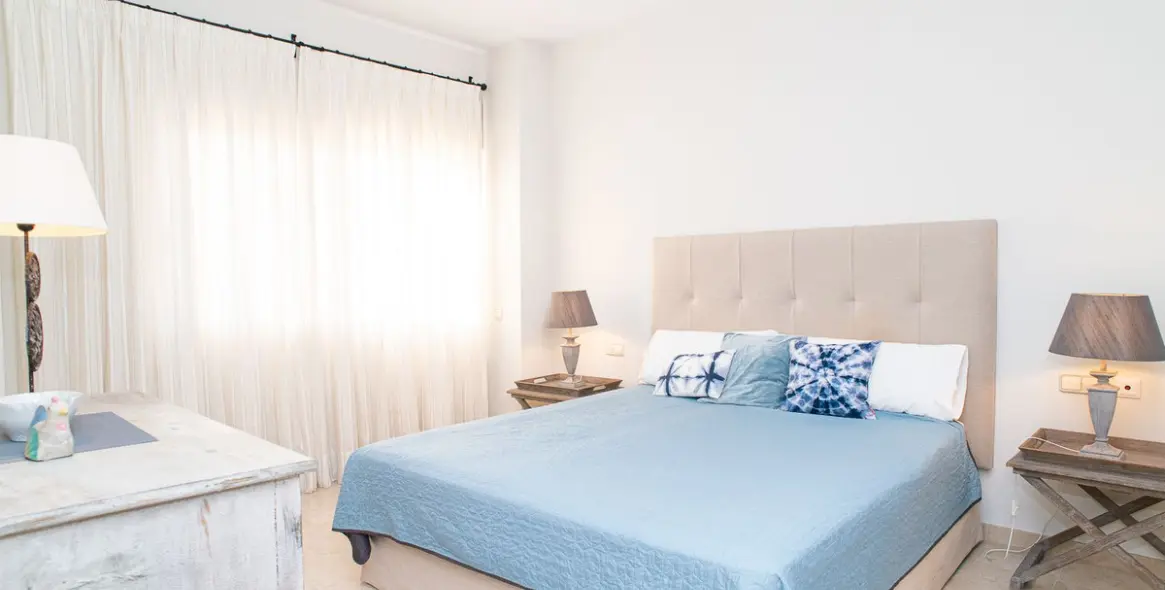 Short-term rent of middle floor apartment in Elviria 12