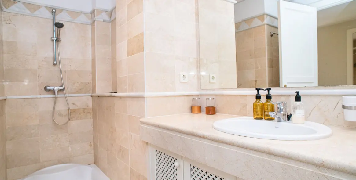 Short-term rent of middle floor apartment in Elviria 14