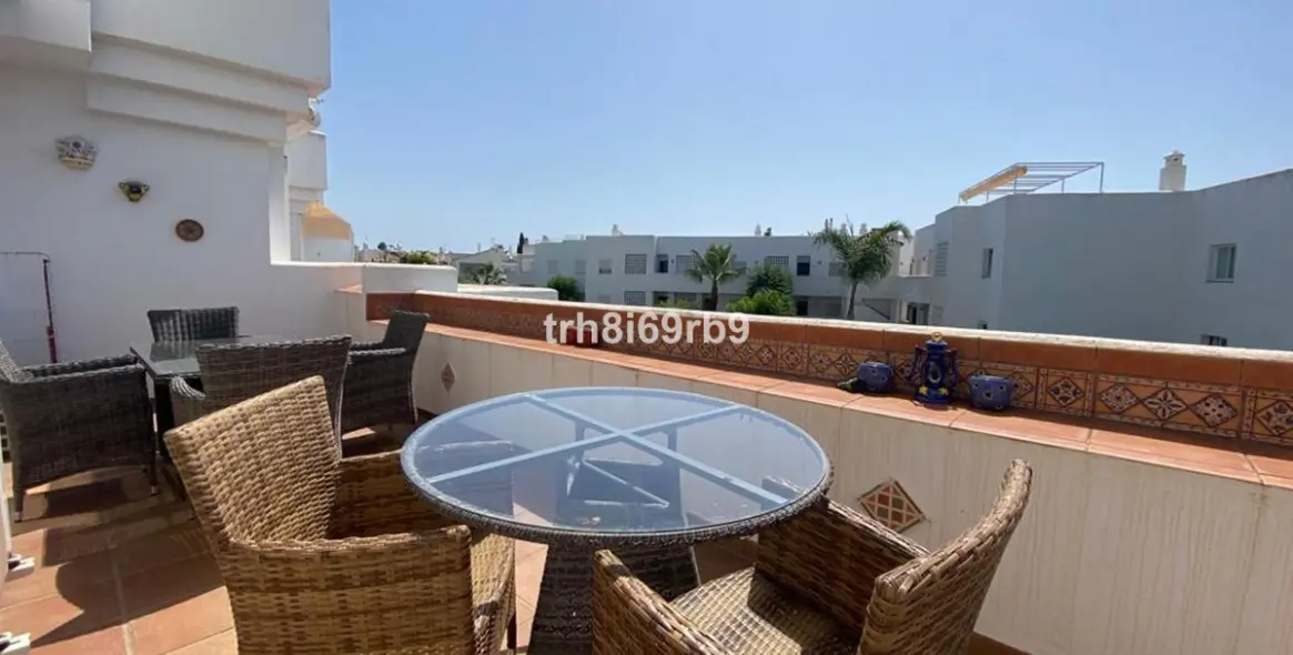 Short-term rent of penthouse in El Paraiso 5