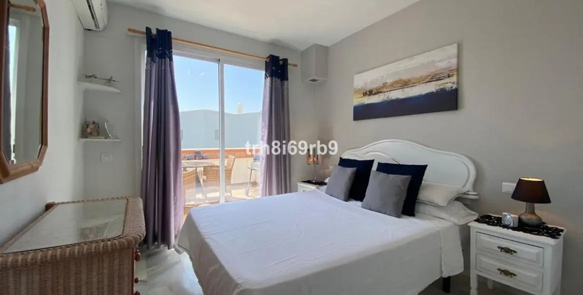Short-term rent of penthouse in El Paraiso 6