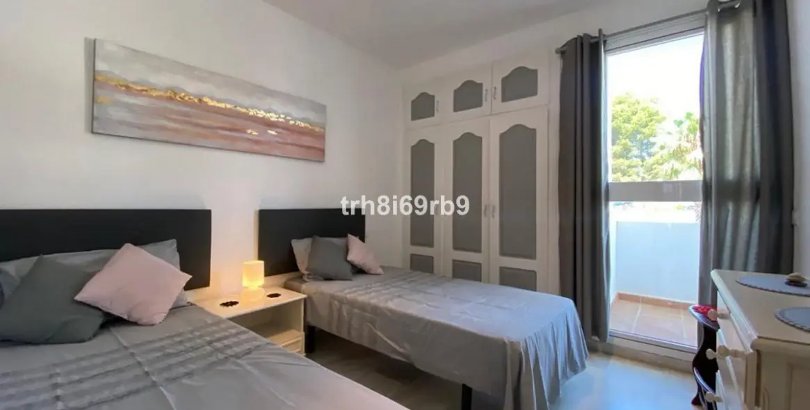 Short-term rent of penthouse in El Paraiso 7