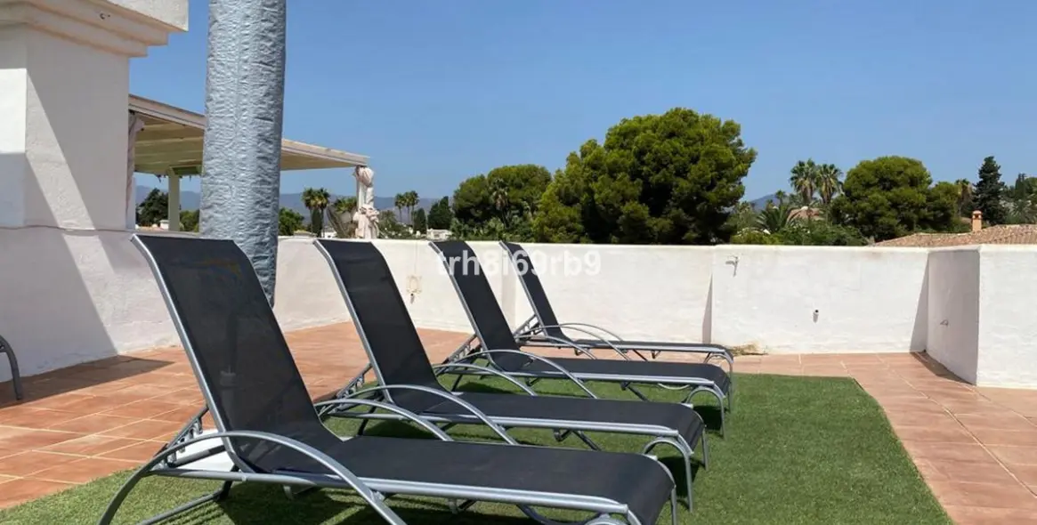 Short-term rent of penthouse in El Paraiso 11