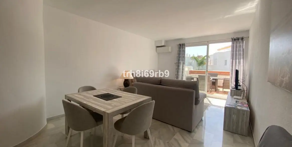 Short-term rent of penthouse in El Paraiso 15