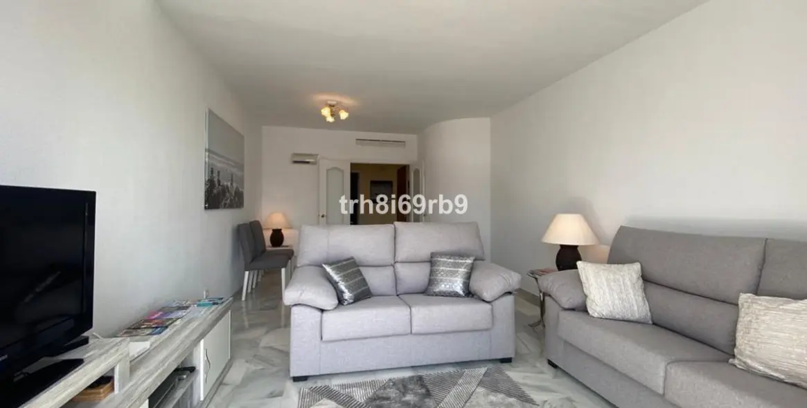 Short-term rent of penthouse in El Paraiso 17