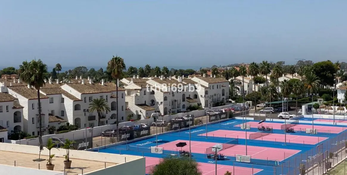 Short-term rent of penthouse in El Paraiso 10
