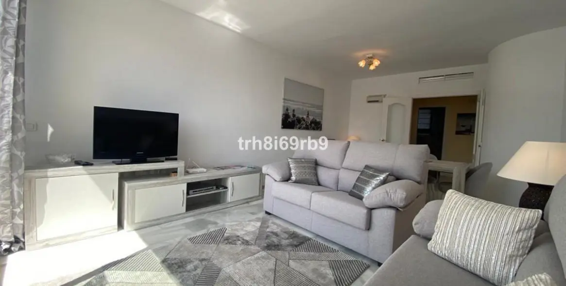 Short-term rent of penthouse in El Paraiso 14