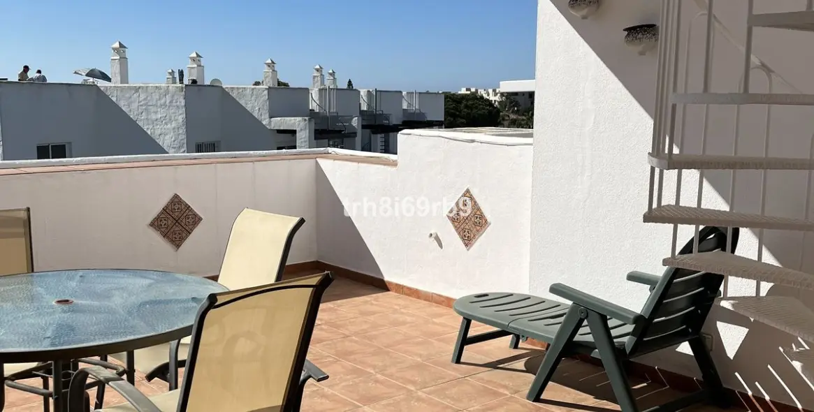 Short-term rent of penthouse in El Paraiso 25
