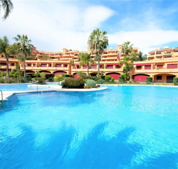 Short-term rent of middle floor apartment in Estepona