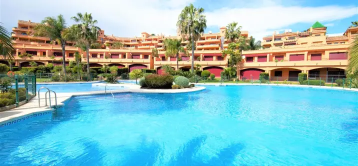 Short-term rent of middle floor apartment in Estepona 0