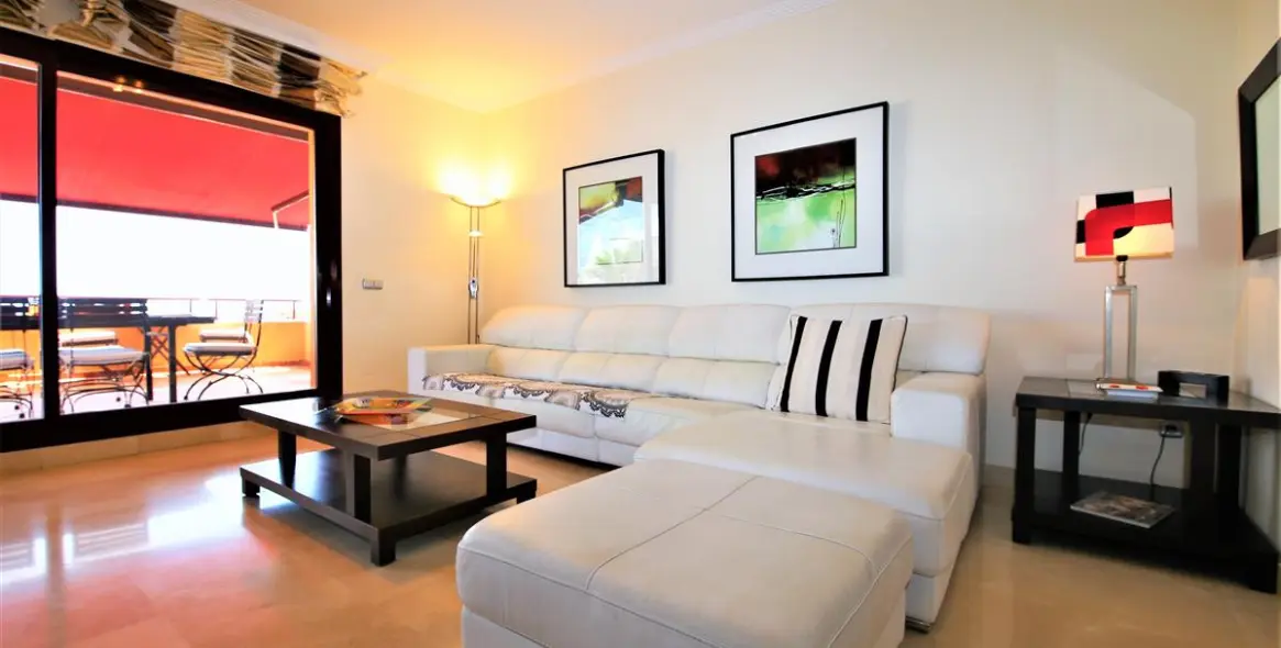 Short-term rent of middle floor apartment in Estepona 2