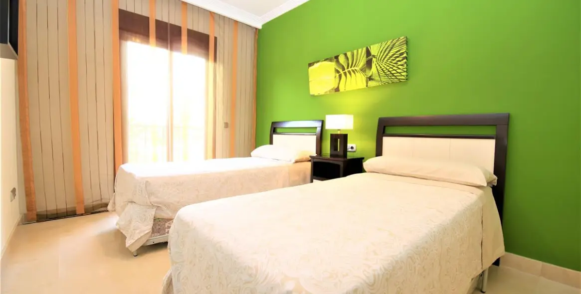 Short-term rent of middle floor apartment in Estepona 6