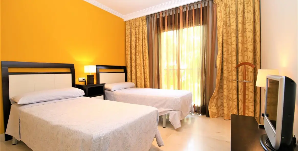 Short-term rent of middle floor apartment in Estepona 8